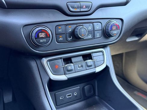 Used 2022 GMC Terrain SLE w/ Driver Convenience Package FWD image 28