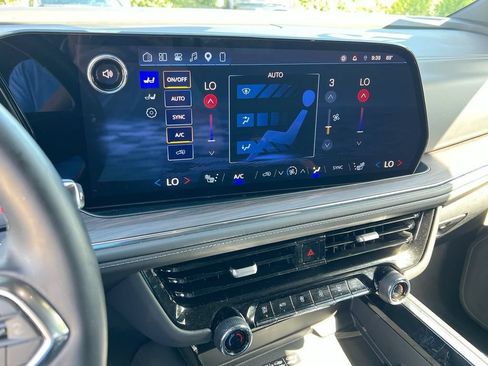 Used 2025 Chevrolet Suburban LT w/ Comfort Package RWD image 17