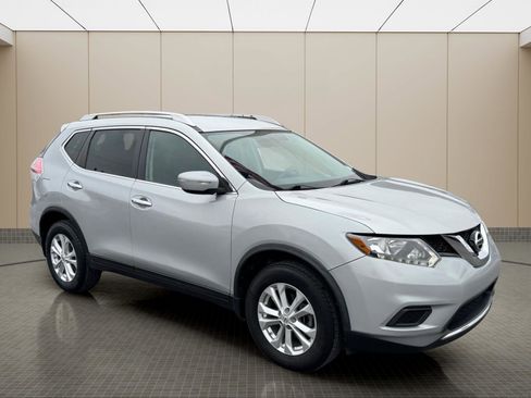 Used 2015 Nissan Rogue SV image 2