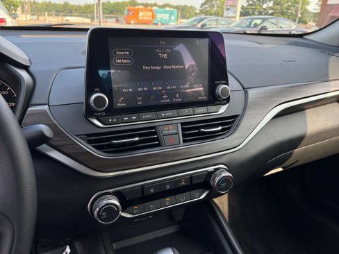 Used 2025 Nissan Altima 2.5 SV FWD image 20