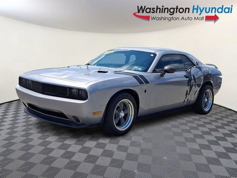 Used 2014 Dodge Challenger SXT RWD image 3