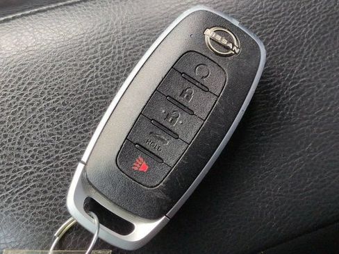 Used 2025 Nissan Versa SR FWD image 27