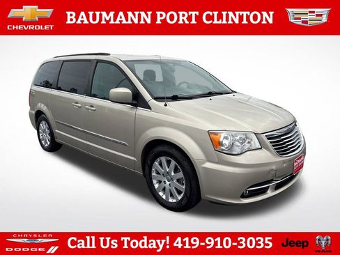 Used 2013 Chrysler Town & Country Touring FWD image 1