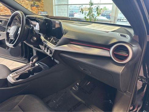 Used 2025 Chevrolet Trax RS FWD image 27