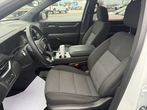 Used 2025 GMC Acadia Elevation image 8