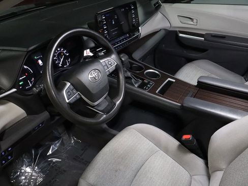 Used 2021 Toyota Sienna LE image 7