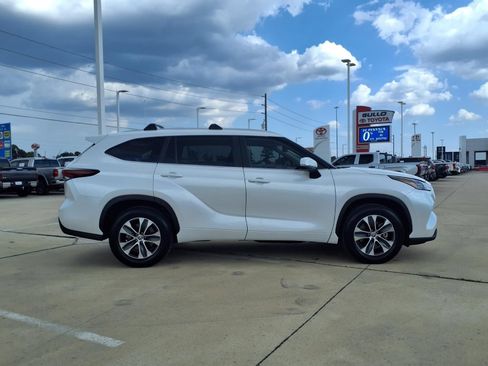 Certified 2025 Toyota Highlander XLE FWD image 8
