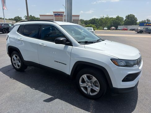 Used 2024 Jeep Compass Latitude AWD/4WD image 3