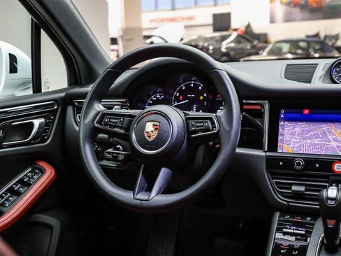 Certified 2025 Porsche Macan image 18