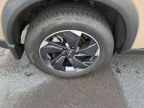 Used 2024 Nissan Rogue SV FWD image 38