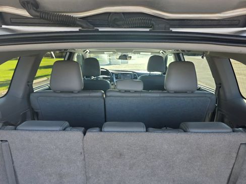 Used 2018 Toyota Highlander Limited w/ Carpet Mat Package (TMS) FWD image 9