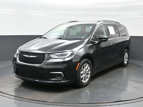Used 2022 Chrysler Pacifica Touring-L FWD image 2