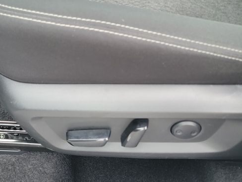 Used 2025 Nissan Rogue SV FWD image 12