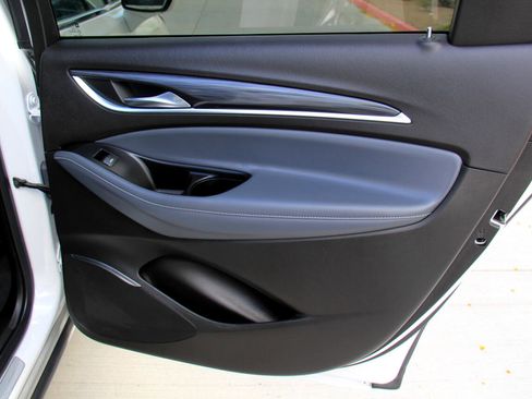 Used 2024 Buick Enclave Essence image 32