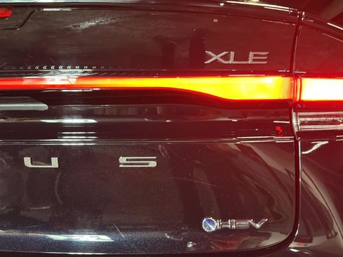 Used 2024 Toyota Prius XLE AWD/4WD image 7