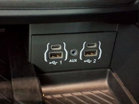 Used 2025 Chrysler Pacifica Limited FWD image 12