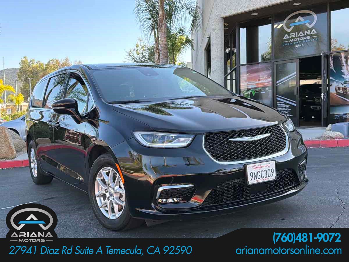 Used 2024 Chrysler Pacifica Touring FWD image 1
