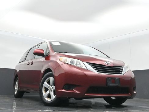 Used 2012 Toyota Sienna LE w/ Towing Pkg image 24