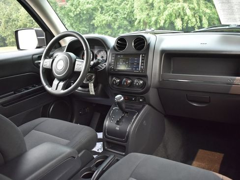 Used 2013 Jeep Patriot Latitude FWD image 31