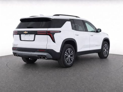 Used 2025 Chevrolet Traverse LT FWD image 6