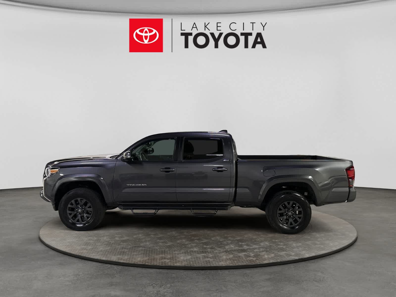 Used 2023 Toyota Tacoma SR5 w/ Technology Package AWD/4WD image 3
