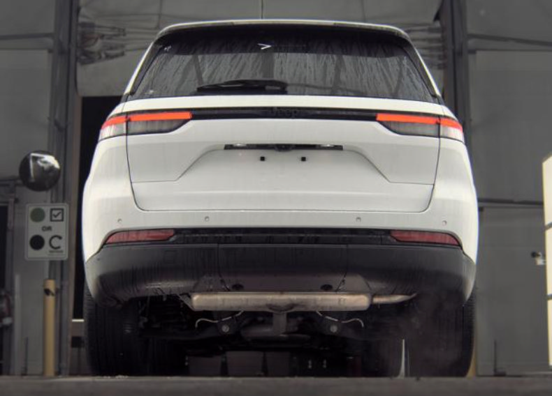 Used 2023 Jeep Grand Cherokee Altitude RWD image 8