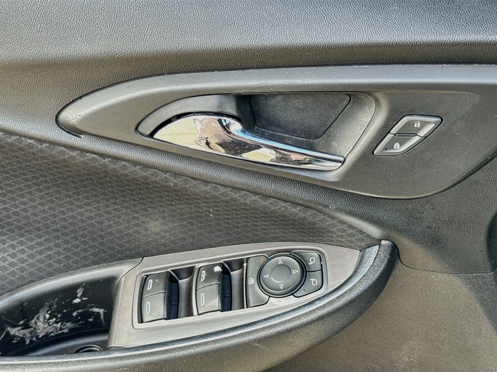 Used 2017 Chevrolet Malibu LT FWD image 19