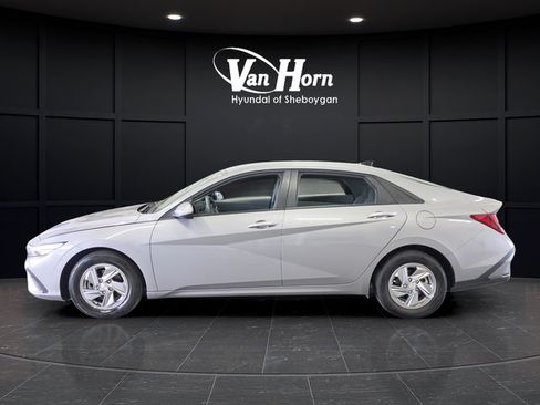 Used 2025 Hyundai Elantra SE FWD image 4