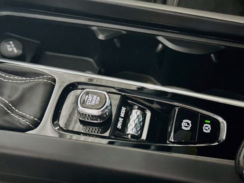 Used 2019 Volvo XC60 T6 R-Design w/ Protection Package Premier AWD/4WD image 25