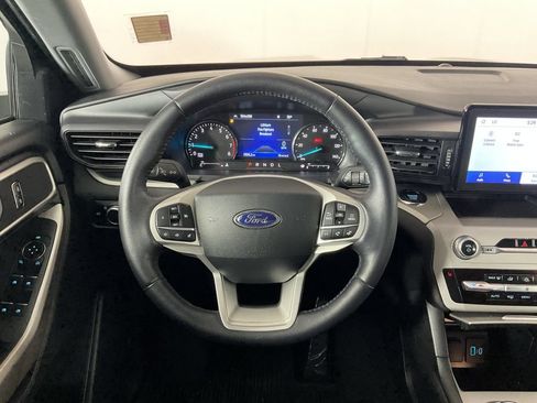 Used 2023 Ford Explorer XLT AWD/4WD image 12
