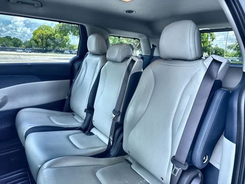 Certified 2025 Kia Carnival EX FWD image 22