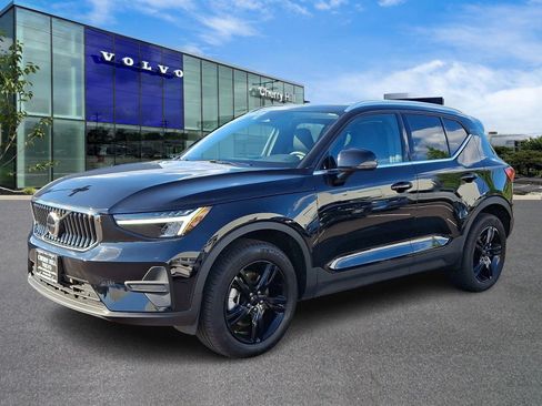 Certified 2025 Volvo XC40 B5 Core image 3
