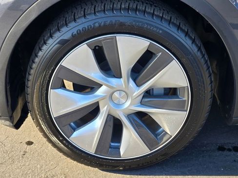 Used 2023 Tesla Model Y Long Range image 9