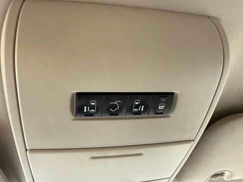 Used 2016 Chrysler Town & Country Touring image 15