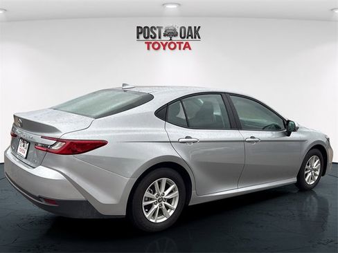 Used 2025 Toyota Camry LE image 7