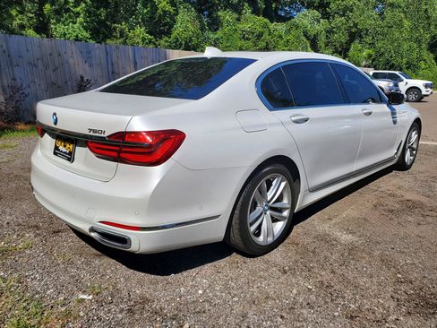 Used 2019 BMW 750i w/ Executive Package RWD image 6