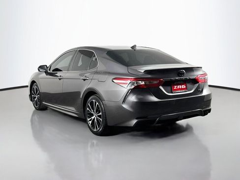 Used 2020 Toyota Camry SE FWD image 3