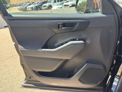 Used 2025 Toyota Highlander LE FWD image 18
