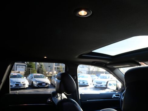 Used 2018 Jeep Grand Cherokee Limited image 28