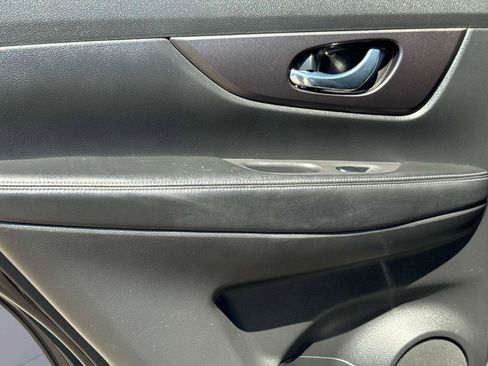 Used 2016 Nissan Rogue SV FWD image 11