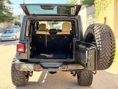 Used 2019 Jeep Wrangler Unlimited Sahara AWD/4WD image 7