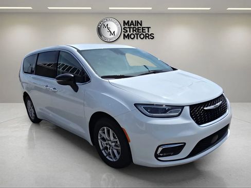 Used 2024 Chrysler Pacifica Touring-L FWD image 7