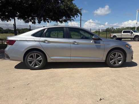 Used 2024 Volkswagen Jetta SE FWD image 2
