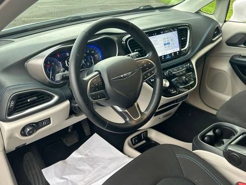 Used 2021 Chrysler Pacifica Touring FWD image 22