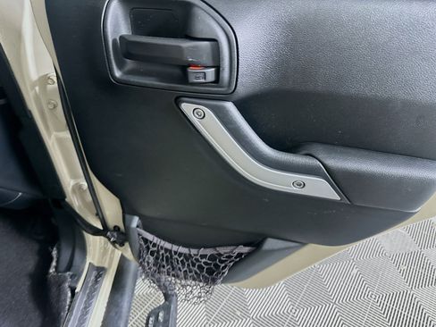 Used 2017 Jeep Wrangler Unlimited Rubicon w/ Connectivity Group image 27