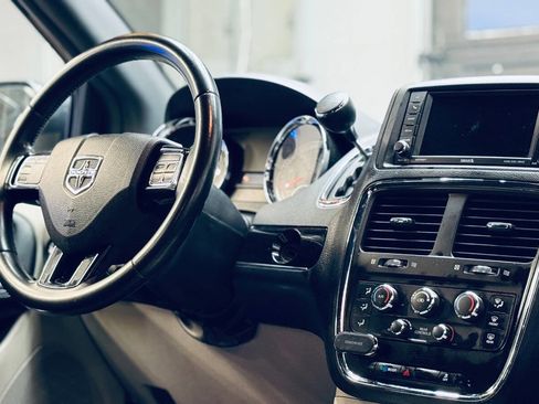 Used 2019 Dodge Grand Caravan SXT image 16