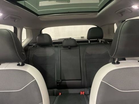 Certified 2025 Volkswagen Taos SE w/ Panoramic Sunroof Package image 26