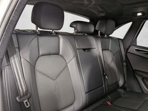 Certified 2022 Porsche Macan AWD/4WD image 23