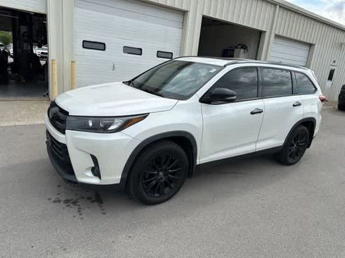 Used 2019 Toyota Highlander SE w/ Nightshade Edition AWD/4WD image 15