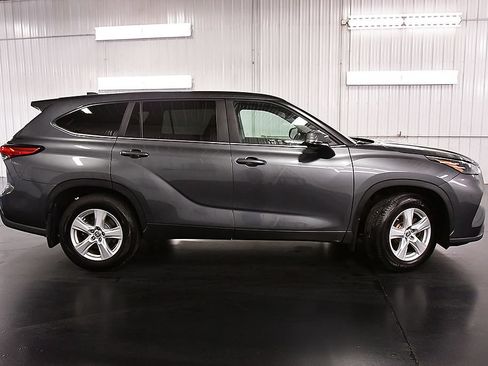 Used 2023 Toyota Highlander LE AWD/4WD image 9
